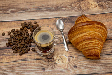croissant et tasse de café sur une table