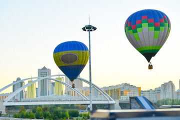 balloon, air, hot air balloon, sky, hot, flying, flight, colorful, basket, fly, color, adventure, transportation, hot air, balloons, fun, float, sport, ballooning, travel, recreation, yellow, floating