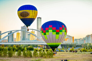 balloon, air, hot air balloon, sky, hot, flying, flight, colorful, basket, fly, color, adventure, transportation, hot air, balloons, fun, float, sport, ballooning, travel, recreation, yellow, floating