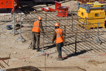 ouvriers ferrailleurs sur un chantier de construction