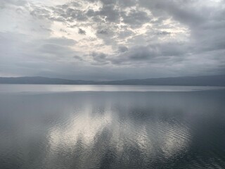 Obraz premium Sky reflection on the perfect surface of the lake