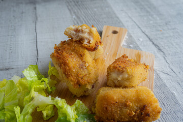 Croquetas de jamón serrano, tapa tipica de los bares y restaurantes españoles