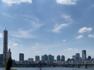 Fototapeta na wymiar city skyline and beautiful blue sky with clouds in Seoul