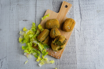 croquetas de espinacas, tapa típica española muy solicitada en bares y restaurantes, ricas,...