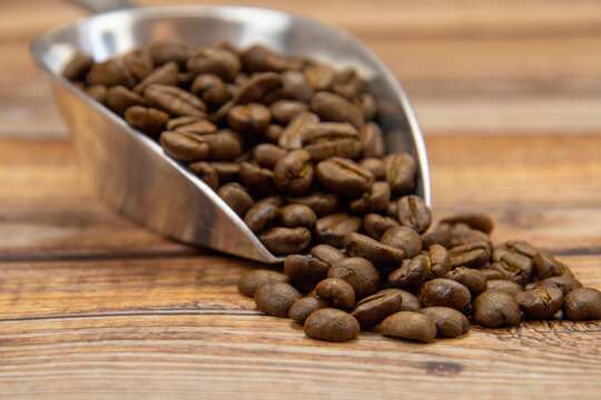 tas de grains de café sur une table
