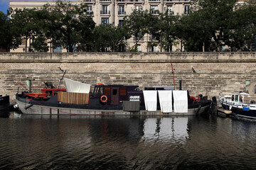 hausboot im port de l'arsenal