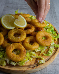 Calamares a la romana o rebozados, plato y tapa típica de los bares y restaurantes españoles. Comida de España
