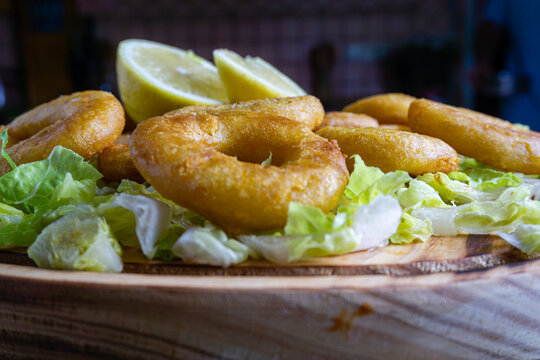 Calamares a la romana o rebozados, plato y tapa t&iacute;pica de los bares y restaurantes espa&ntilde;oles. Comida de Espa&ntilde;a
