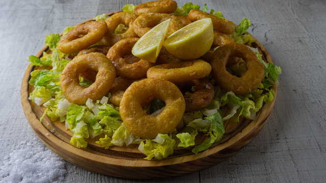 Calamares a la romana o rebozados, plato y tapa t&iacute;pica de los bares y restaurantes espa&ntilde;oles. Comida de Espa&ntilde;a
