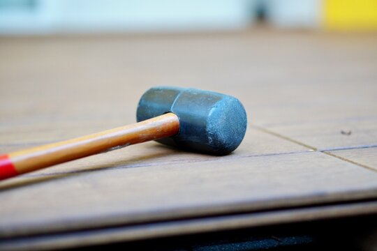 Gummihammer Holzterrasse verlegen mit Bambus-Holzdielen