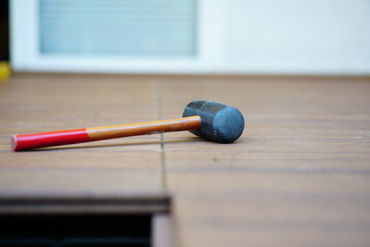 Gummihammer Holzterrasse verlegen mit Bambus-Holzdielen