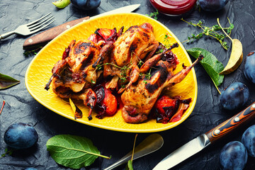 Quail baked in autumn fruits.