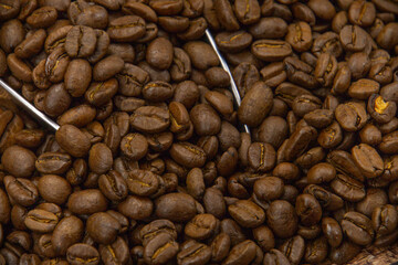 tas de grains de café sur une table