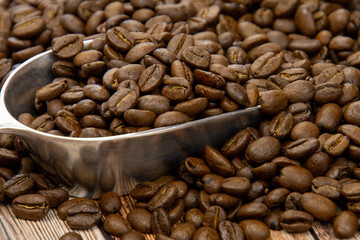 tas de grains de café sur une table