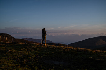 Junge Frau fotografiert nach Wanderung bei Sonnenaufgang am Berg in Salzburg Österreich