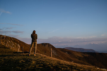 Junge Frau fotografiert nach Wanderung bei Sonnenaufgang am Berg in Salzburg Österreich