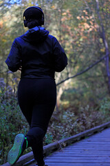 une femme fait sont jogging