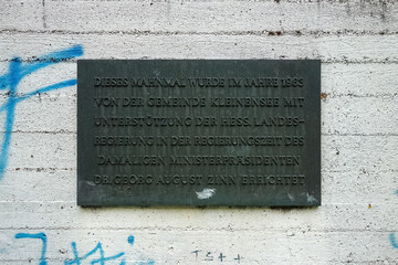 Eine metallene Relieftafel für ein Mahnmal der Gemeinde Kleinsee. Mahnmal aus dem Jahre 1963, in...