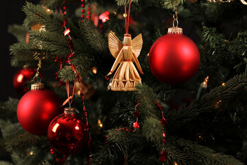 Strohengel am Weihnachtsbaum