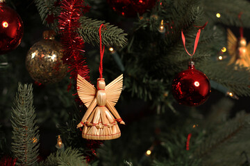 Strohengel am Weihnachtsbaum