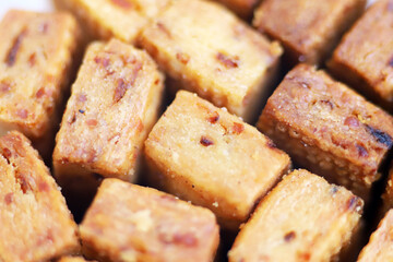 スティック状ハニーマスタードオニオンサブレのクローズアップ　スイーツ　お菓子