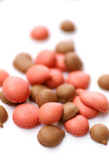 ストロベリーとチョコレート味のマカロンドロップ　スイーツ　お菓子