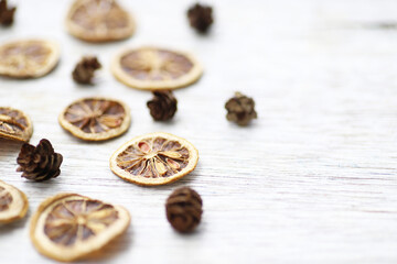 ドライレモンスライスと杉セコイアの実　背景画像