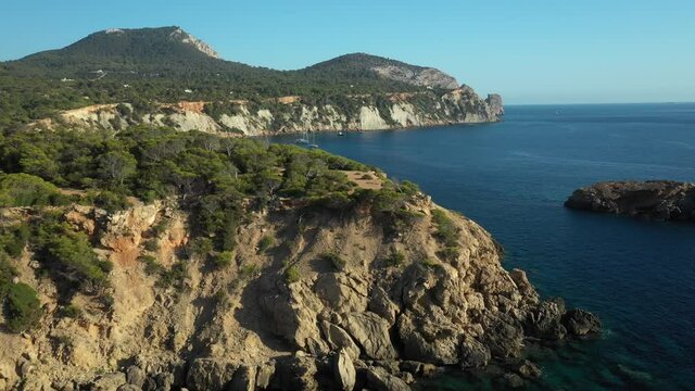 Acantilados que rodean la playa de Cala D'Hort, frente a la isla de Es Vedr&agrave;, Ibiza.
