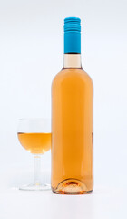 Bouteille de vin fond blanc et verre