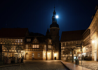 Nachtansicht Marktplatz von Stolberg im Harz. Hinter dem Saigerturm leuchtet der Vollmond