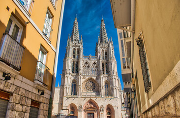 Catedral gótica siglo XIII de Burgos vista desde una calle aledaña, España