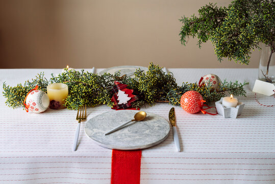 Christmas table setting red and white, and green wreath decoration