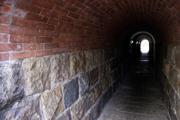 Obraz premium 人が通る狭いトンネル A narrow tunnel through which people pass