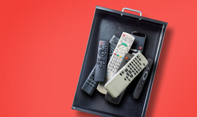 ausrangierte Fernbedienunen liegen in einer Schublade.Discarded remote controls are in a drawer.