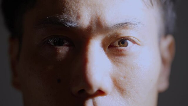 顔を上げる中年ビジネスマン