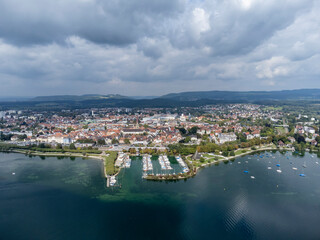 Die Stadt Radolfzell am Bodensee mit Yachthafen und Seepromenade