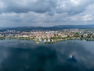 Fototapeta na wymiar Die Stadt Radolfzell am Bodensee mit Yachthafen und Seepromenade