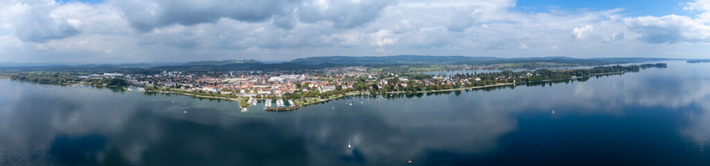 Fototapeta na wymiar Die Stadt Radolfzell am Bodensee, rechts die Halbinsel Mettnau