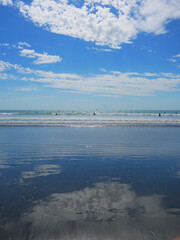 日本、神奈川、由比ガ浜、水面に映る空