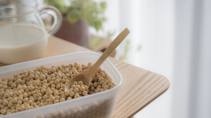 テーブルの上の豆乳と大豆。