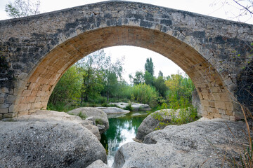 Puente viejo de Cabacés (puente de Cavaloca) en el Priorat , Tarragona , España. Puente medieval construido con sillares y asentado totalmente en la roca s XIV
