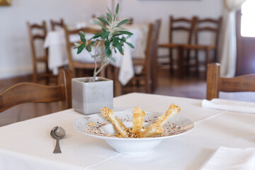 Crumbled with Chantilly cream, chocolate and hazelnuts.
Sbriciolata con crema chantilly, cioccolato e nocciole.