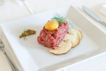 beef tartare with fried egg yolk and raw porcini mushrooms.
tartare di manzo con tuorlo d’uovo fritto e crudo di porcini