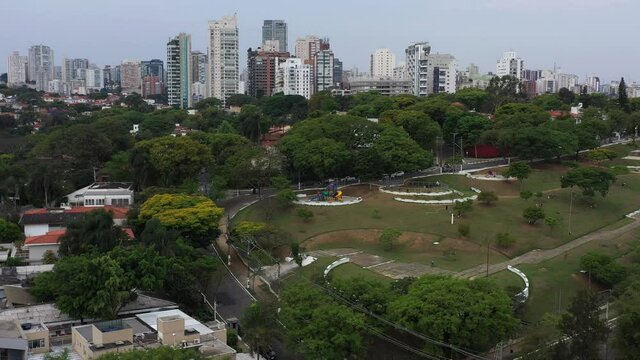 Vista a&eacute;rea de parques urbanos no bairro de Pinheiros, S&atilde;o Paulo, Brasil.