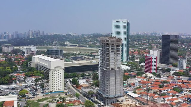 Vista a&eacute;rea de pr&eacute;dios modernos no bairro de Pinheiros, S&atilde;o Paulo, Brasil.