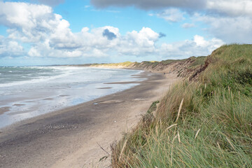 Strand an der Nordseeküste mit Dünen bei Nørre Vorupør in Jütland, Dänemark