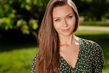 Naklejka premium Photo of stunning happy cheerful woman summer enjoy weekend vacation in urban outdoors outside park