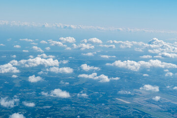 飛行機の窓からの景色