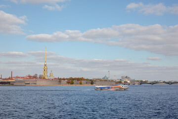 Obraz premium View from the Spit of Vasilivsky Island to the Peter and Paul Fortress. Pleasure boat for tourists.