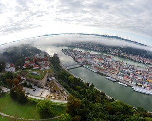 Passau, Deutschland: Die auf einer Halbinsel gelegene Stadt im Morgennebel